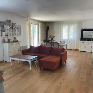 Appartement Charmant Deux-pièces Dans Avec Piscine Privée, Seillans